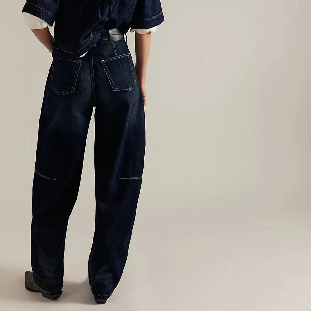 NWT Free People Bodie Arc Barrel Jeans in Dark Wash - Picture 2 of 10